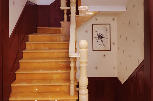 耒阳中式别墅室内汉白玉石楼梯的定制安装装饰效果