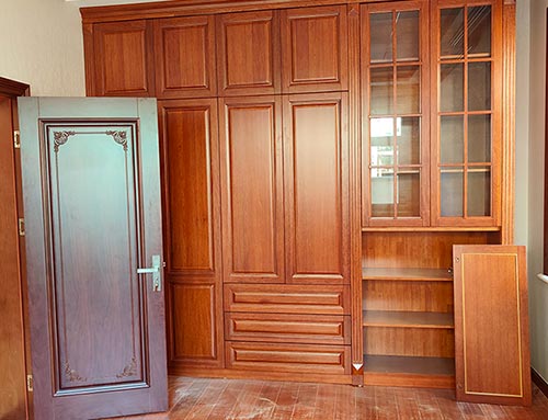 耒阳中式家庭装修里定制的实木衣柜效果图